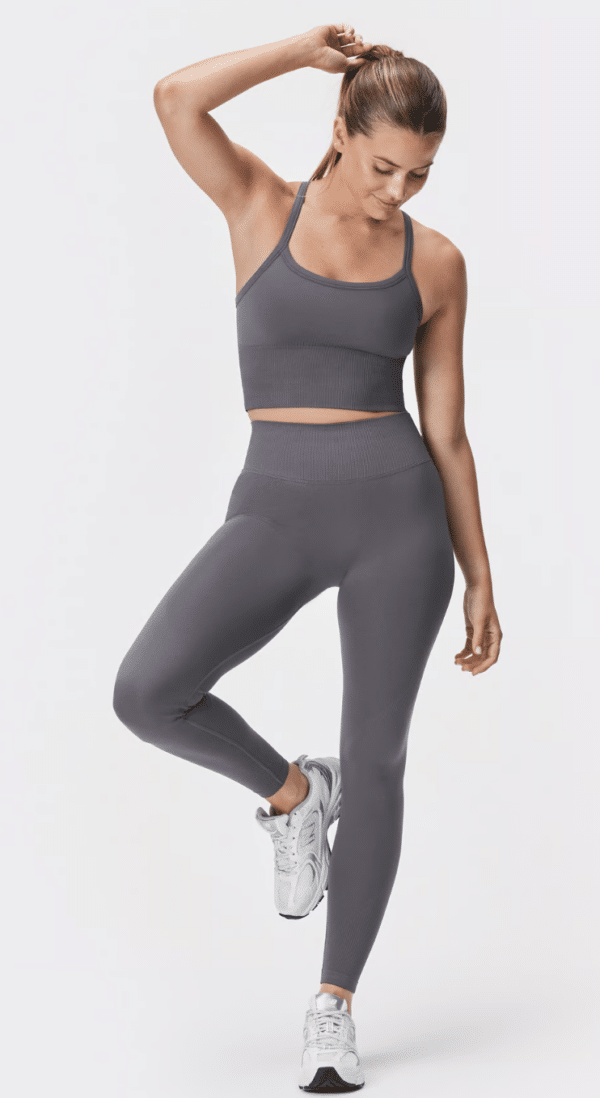 Contouring seamless legging